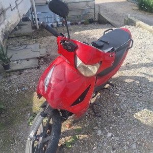 Colisão entre motoneta e carro deixa homem gravemente ferido na SC-108