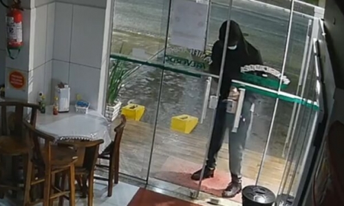 Suspeito encapuzado arromba padaria e furta caixa em Canelinha