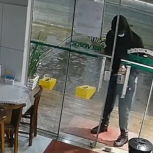 Suspeito encapuzado arromba padaria e furta caixa em Canelinha