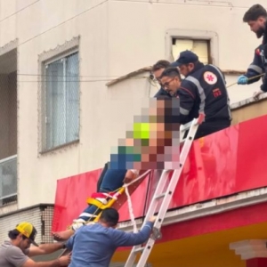 Paciente foge de atendimento e sobe em telhado de estabelecimento