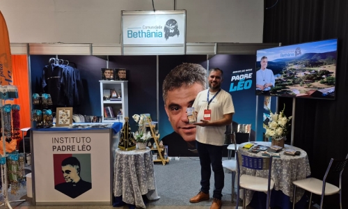 Instituição fundada por Padre Léo representa a região em feira de produtos religiosos