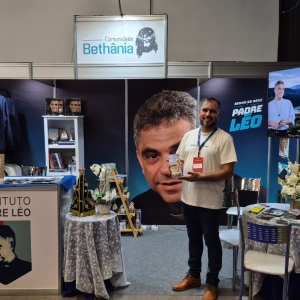 Instituição fundada por Padre Léo representa a região em feira de produtos religiosos