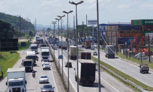 Congestionamentos constantes na BR-101 geram indenizção milionária para cidades do litoral