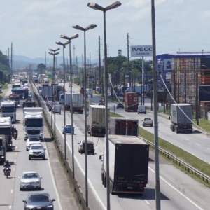 Congestionamentos constantes na BR-101 geram indenizção milionária para cidades do litoral
