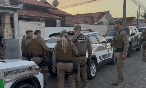 Operação policial prende mais dois por tráfico e recupera moto furtada em Tijucas