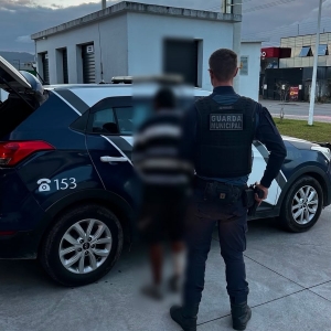 Dupla arromba porta de residência em Porto Belo; um dos invasores foi preso em flagrante