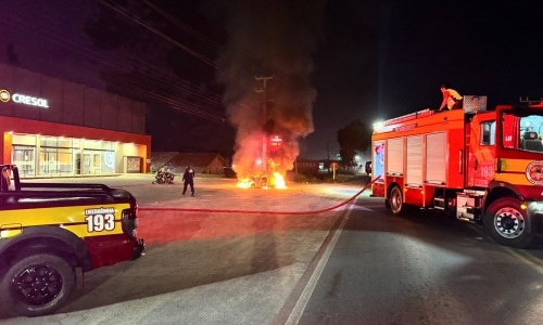 Carro é destruído por incêndio após falha mecânica na SC-410 em Canelinha