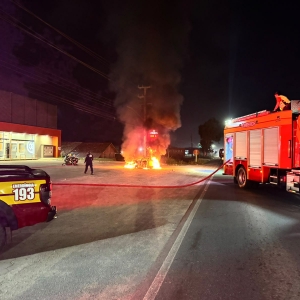 Carro é destruído por incêndio após falha mecânica na SC-410 em Canelinha