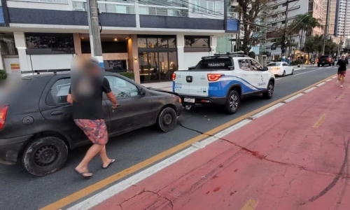 Motorista sem CNH bate em viatura, tenta agredir agentes e é preso em BC