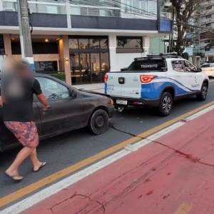 Motorista sem CNH bate em viatura, tenta agredir agentes e é preso em BC