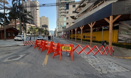 Trânsito é desviado na Av. Nereu Ramos por conta de montagem de evento junino em Itapema