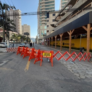 Trânsito é desviado na Av. Nereu Ramos por conta de montagem de evento junino em Itapema