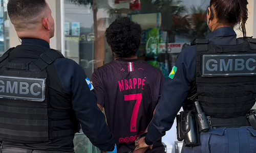 Crack escondido no cabelo e em sacolas leva morador de rua à prisão