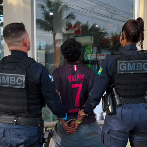 Crack escondido no cabelo e em sacolas leva morador de rua à prisão