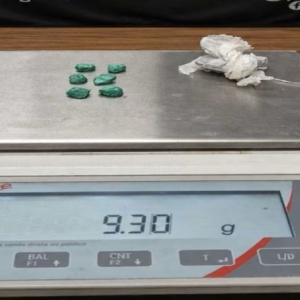 Suspeitos de tráfico são detidos com crack e maconha durante ronda noturna