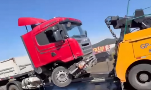 Engavetamento com carreta paralisa BR-101 e gera sete quilômetros de fila