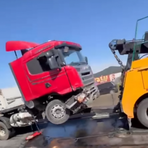 Engavetamento com carreta paralisa BR-101 e gera sete quilômetros de fila