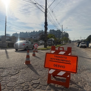 OBRAS ▶️ | Trânsito é reorganizado para início das obras de pavimentação em avenida de Tijucas