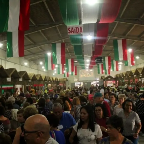 Gastronomia e música marcam abertura de tradicional evento italiano nesta quinta