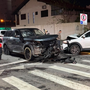 Homem em surto causa sequência de colisões e é preso; tentativa de homicídio é registrada