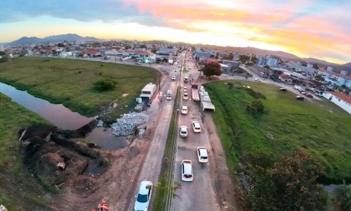 Obras em movimentada via de Tijucas buscam modernizar drenagem e acabar com alagamentos