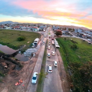 Obras em movimentada via de Tijucas buscam modernizar drenagem e acabar com alagamentos