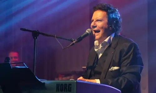Cantor italiano Luciano Bruno leva clássicos à Nova Trento neste sábado; Luciano Hang irá prestigiar o show