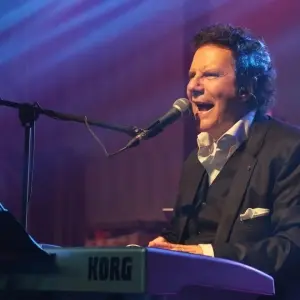 Cantor italiano Luciano Bruno leva clássicos à Nova Trento neste sábado; Luciano Hang irá prestigiar o show