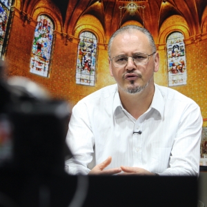 Padre Elizandro Scarsi conduz inspirador momento de fé e bênção nesta quinta-feira, 30 de julho