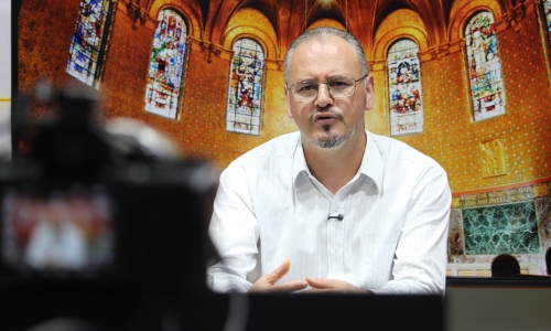 Padre Elizandro Scarsi conduz inspirador momento de fé e bênção nesta quinta-feira, 30 de julho