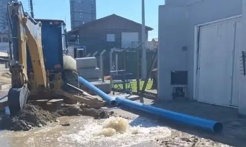 Rompimento em adutora pode afetar abastecimento em bairro de Porto Belo