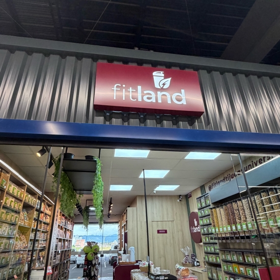 Fitland Universitário comemora 1 ano em Tijucas com ofertas especiais em produtos de suplementação e alimentação saudável