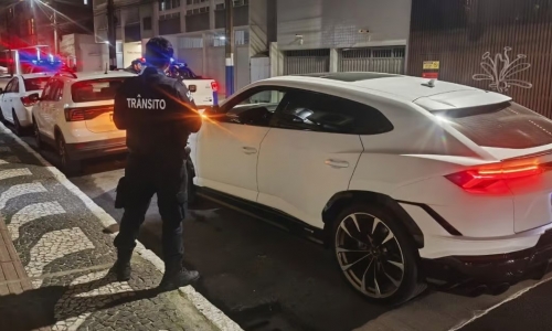 Operação flagra dois carros de luxo cometendo infrações em menos de uma hora