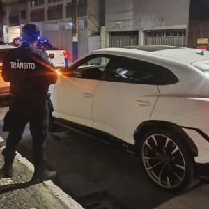 Operação flagra dois carros de luxo cometendo infrações em menos de uma hora