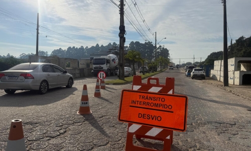 Obra de drenagem interdita totalmente via em Tijucas até terça-feira
