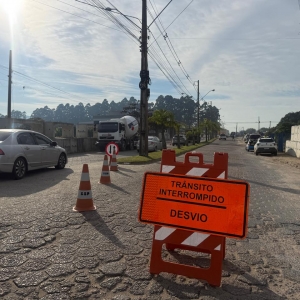 Obra de drenagem interdita totalmente via em Tijucas até terça-feira