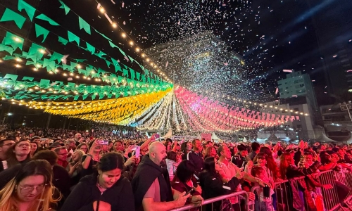 ACOMPANHE ▶️ | Festa solidária e shows movimentam Itapema com público de 25 mil no sábado