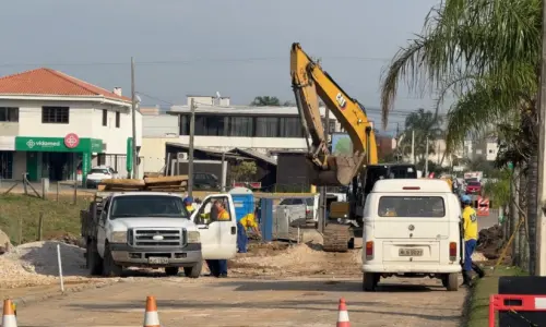 CAOS ▶️ | Obra de drenagem provoca interdição total e muda rotina do trânsito em Tijucas