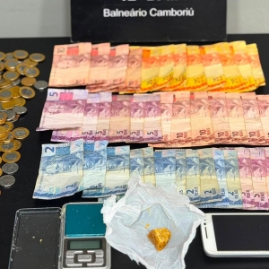 Vendedora e comprador são detidos em flagrante de tráfico durante operação