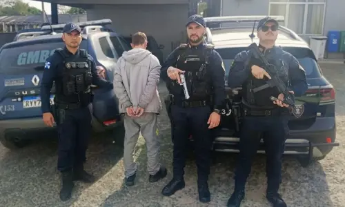 Trabalhador grava ameaças contra colegas com arma falsa e é preso ao chegar no trabalho