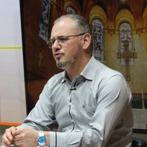Padre Elizandro Scarsi conduz inspirador momento de fé e bênção nesta quarta-feira, 05 de agosto