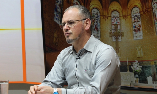 Padre Elizandro Scarsi conduz inspirador momento de fé e bênção nesta quarta-feira, 05 de agosto