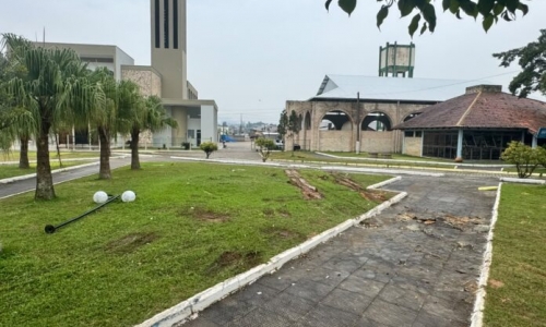 Estrutura pública é danificada durante retirada de brinquedo da Festa de Sant'Ana
