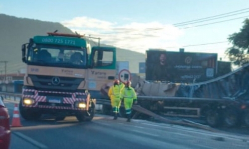 Tombamento de carreta bloqueia faixa da BR-101 e trava tráfego em Biguaçu