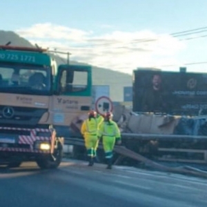 Tombamento de carreta bloqueia faixa da BR-101 e trava tráfego em Biguaçu
