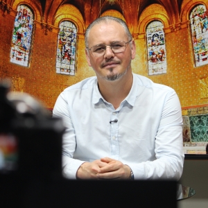 Padre Elizandro Scarsi compartilha bênçãos e uma palavra de esperança nesta segunda-feira,10 de agosto