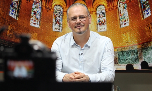 Padre Elizandro Scarsi compartilha bênçãos e uma palavra de esperança nesta segunda-feira,10 de agosto