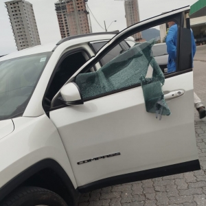 Motorista é ameaçado, carro é danificado e suspeito é contido por agentes em Itapema