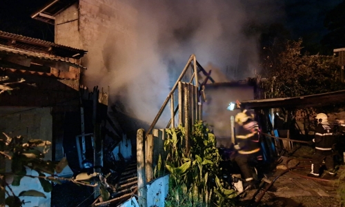 Incêndio em residência deixa homem ferido durante a madrugada; causa não foi informada