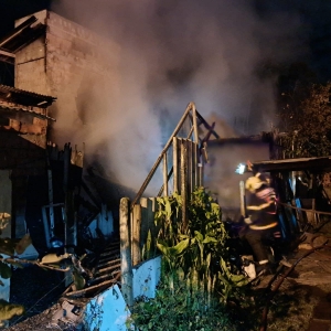 Incêndio em residência deixa homem ferido durante a madrugada; causa não foi informada